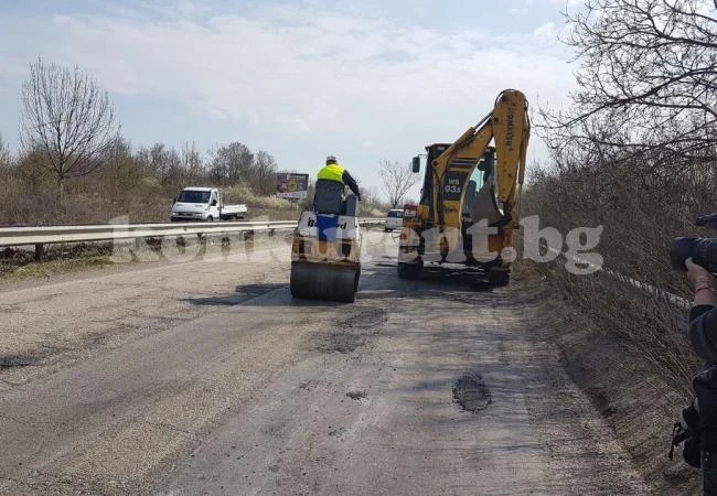 „Конкурент“ си свърши работата – започнаха да пълнят дупките по Е79 СНИМКИ