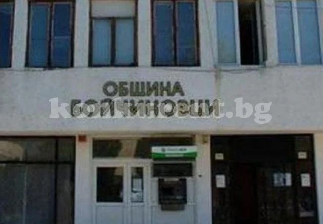 Чистят отводнителните канали в Бойчиновци