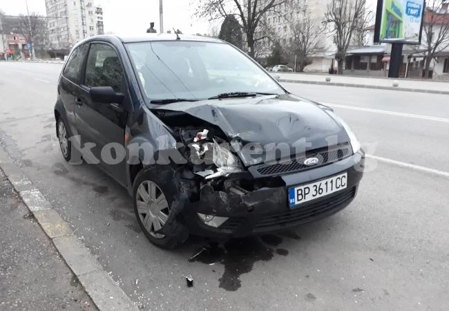 Странна катастрофа край болницата във Враца СНИМКИ