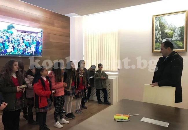 Ученици от НУ „Св. Софроний Врачански“ посетиха кмета на Враца