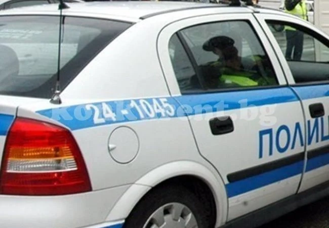 Татко съблича дъщерите си голи, снима се с тях в неприлични пози