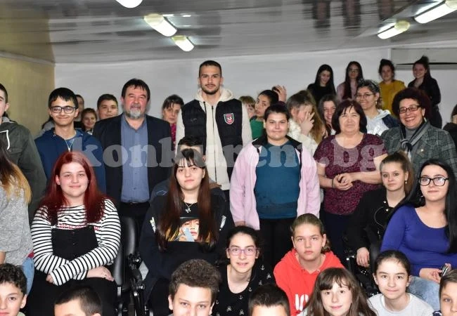 Френският вратар на „Ботев“ гостува в СУ „Васил Кънчов“ СНИМКИ