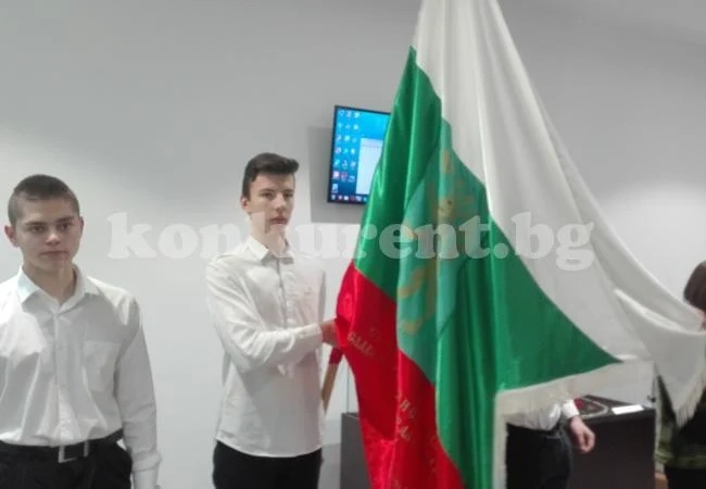 Ученици дариха на музея в Монтана първообраза на българския трибагреник