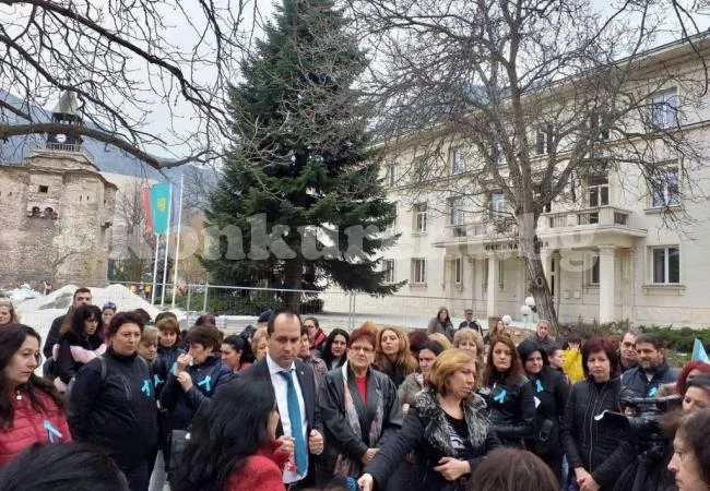Калин Каменов се срещна с протестиращите медицински сестри