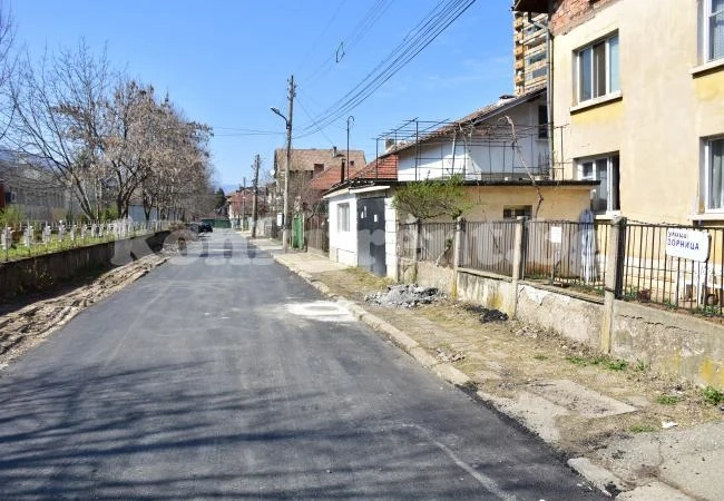 Замириса на асфалт по улица „Зорница“ СНИМКИ
