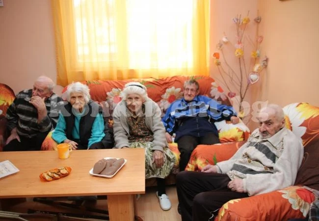Зарадваха обитателите на дом за стари хора за първа пролет