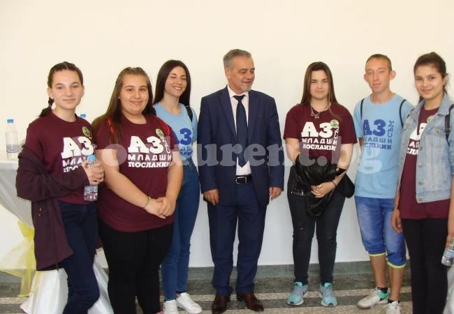 Младши посланици на Европейския парламент от СУ“Никола Войводов“ взеха участие в граждански форум