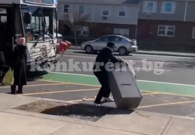 Вижте как мъж се опита да влезе в автобус с.... откраднат банкомат (ВИДЕО)