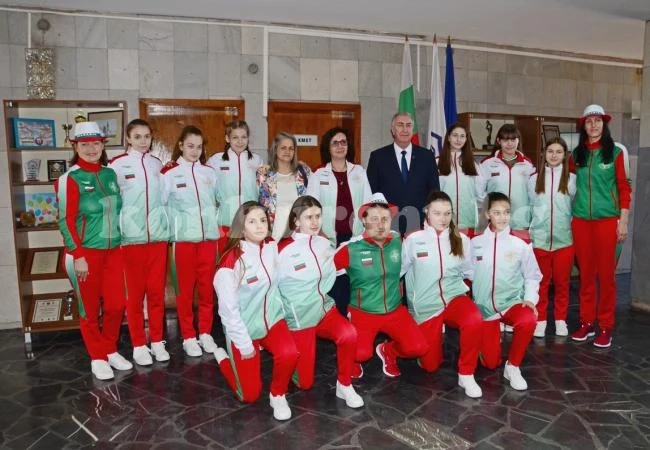 Кмет изпрати волейболистки за Световните игри за ученици в Хърватска