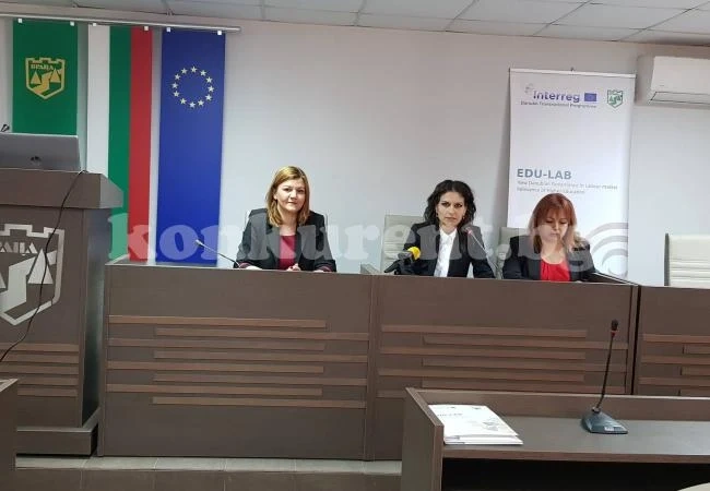 Отчетоха напредък по проект за въвеждане на практическото обучение в сферата на образованието