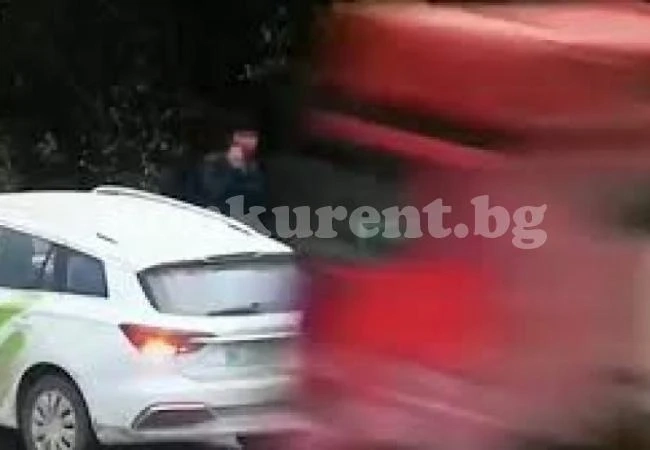 На косъм от смъртта: Тир помете брутално спрял електромобил на пътя (ВИДЕО)