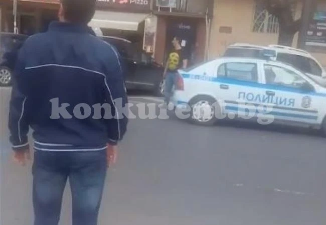 Не е за вярване какво направиха двама младежи с полицейска патрулка (ВИДЕО)