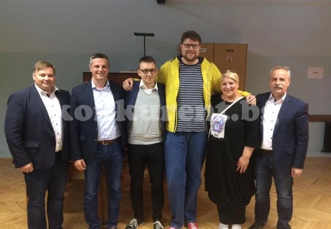 Най-високият политик в света е 210 см