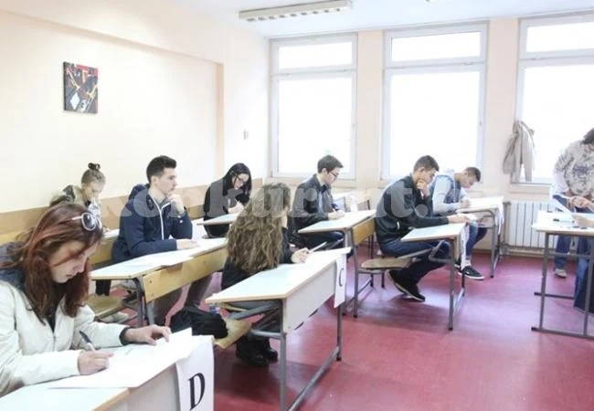 Абитуриентите с над 3 хил. по-малко от миналия випуск – 52 650 на матура по български