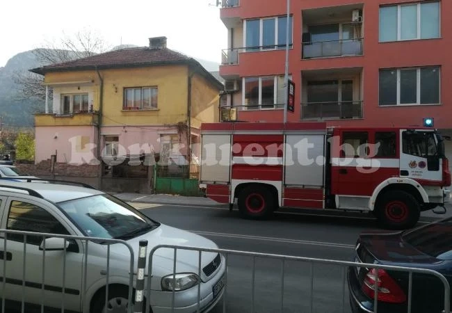 Полиция и пожарна в акция по оживен булевард във Враца СНИМКИ