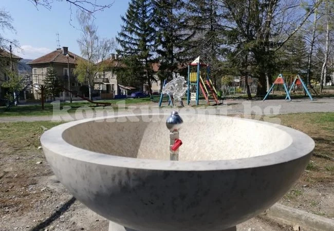 Нова чешмичка бликна зад Младежкия дом в Мездра