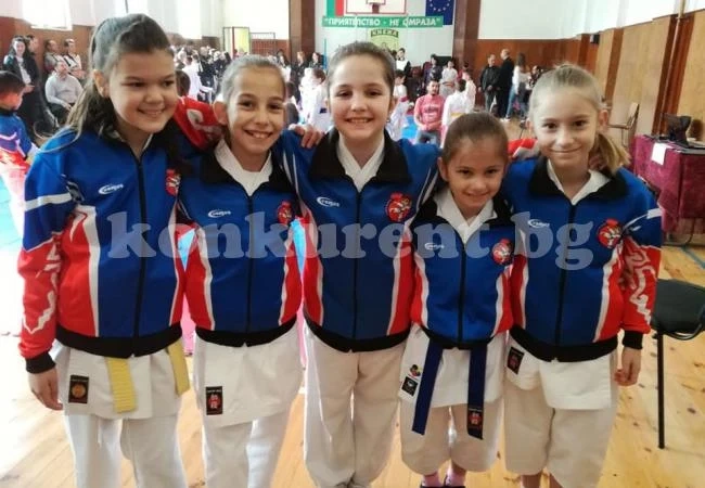 Една дузина медали за каратеките на Компас, требъл за Сияна