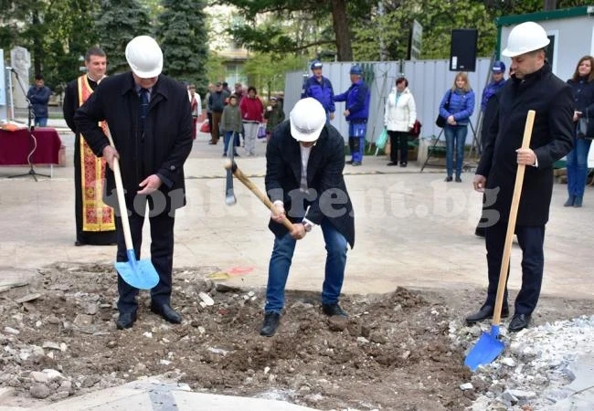 Направиха първа копка на бъдещия административно-търговски център във Враца СНИМКИ