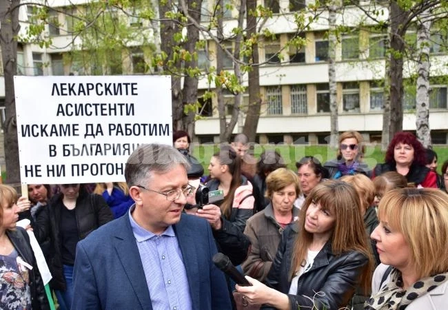 Шефът на врачанската болница слезе при протестиращите СНИМКИ