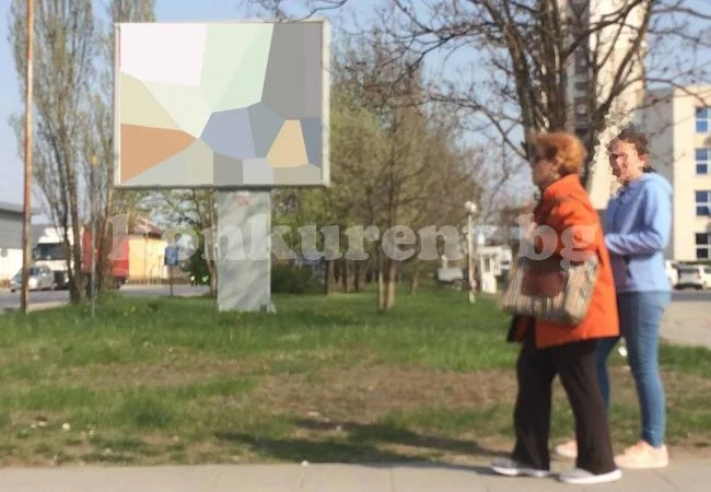 Баба хвърли внуче пред колите на оживен булевард