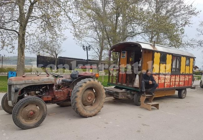 Французин обикаля света с 60-годишен трактор