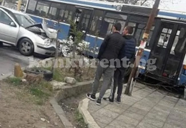 Автобус от градския транспорт се заби в къща