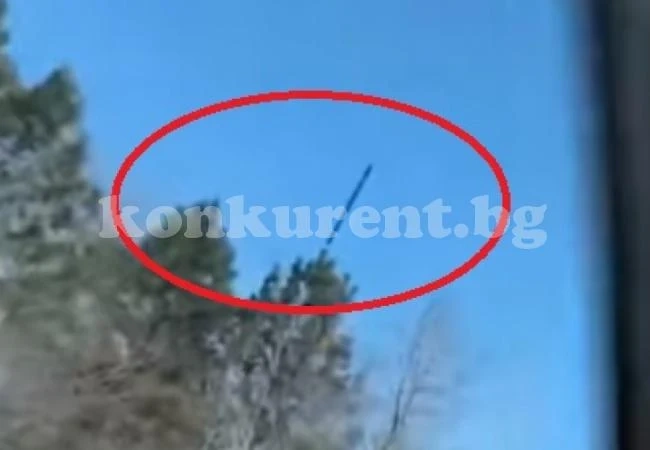 Шофьор караше по магистралата, когато видя в небето нещо, което го шашна (ВИДЕО)