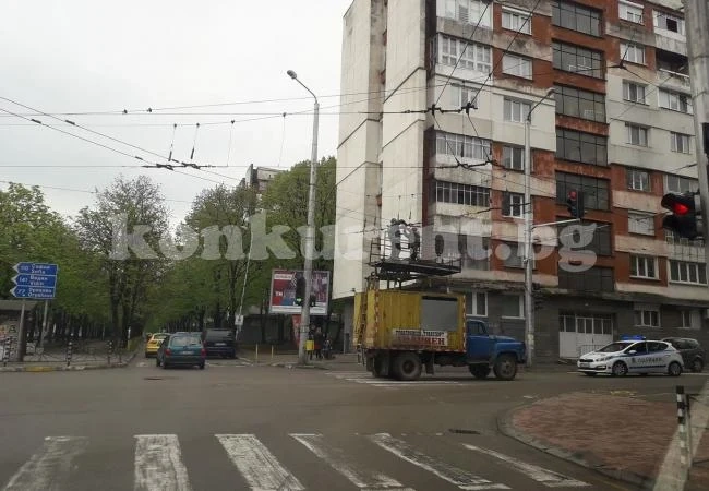 Авария блокира тролеите във Враца (Снимки)