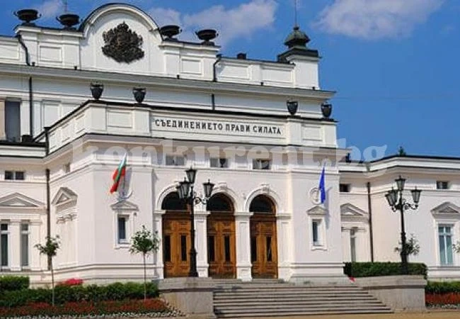 Дадоха 50 млн. лв. за заплати на медсестрите, 950 лв. става най-ниската (Обзор)