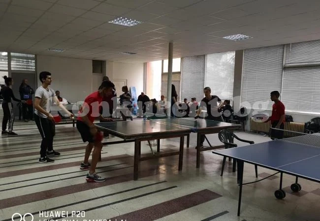 Медали и дипломи за призьори в турнир по тенис