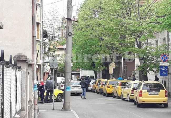 Жега в центъра на Враца - полицаи наобиколиха бял бус заради...