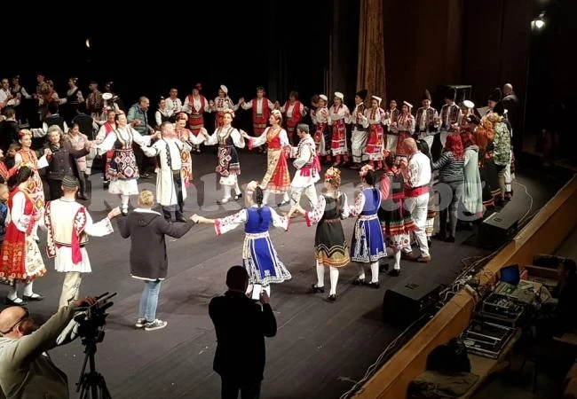 Лошото време не спря най-дългото хоро във Враца СНИМКИ