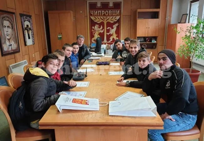 Кмет награди смели момчета от Чипровци