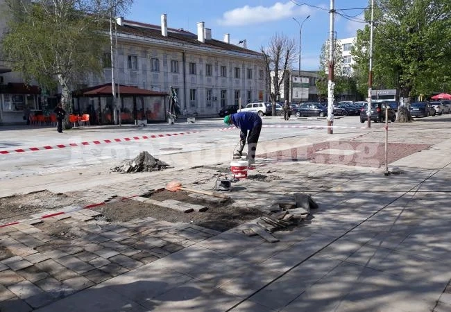 Ремонтират площада пред жп гарата в Мездра