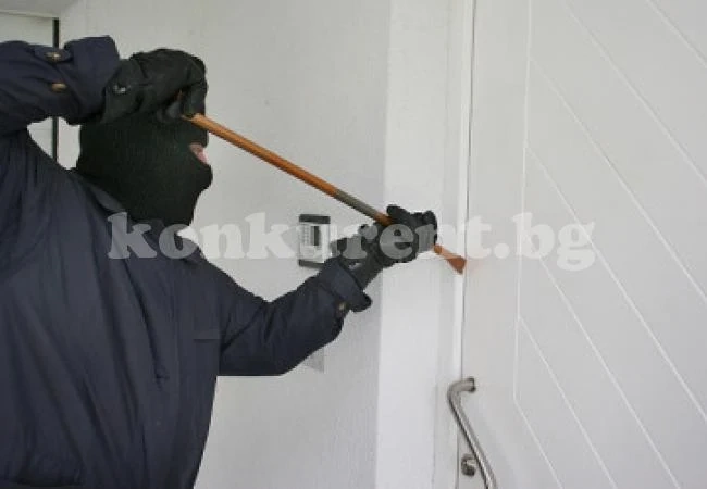 Крадец взломи врата на офис и си тръгна с принтер и мултимедии