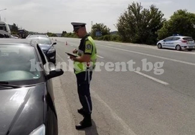 Засякоха двама водачи в издънка
