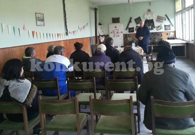 Генади Събков говори пред хората в Боденец