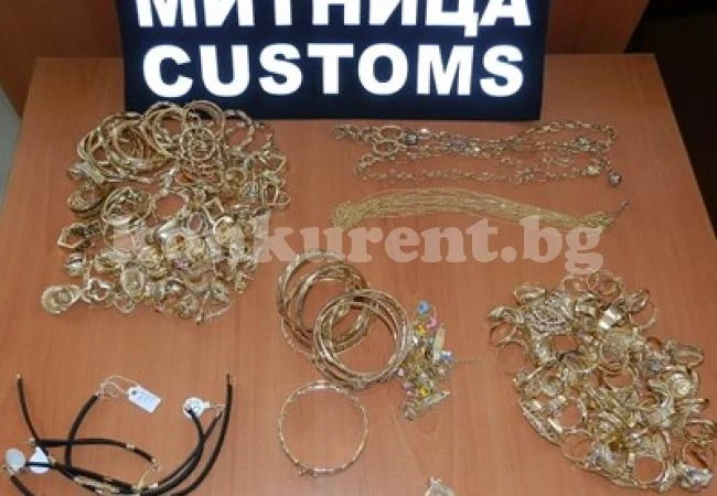 Откриха контрабандни агропрепарати и златни накити в 2 камиона на \