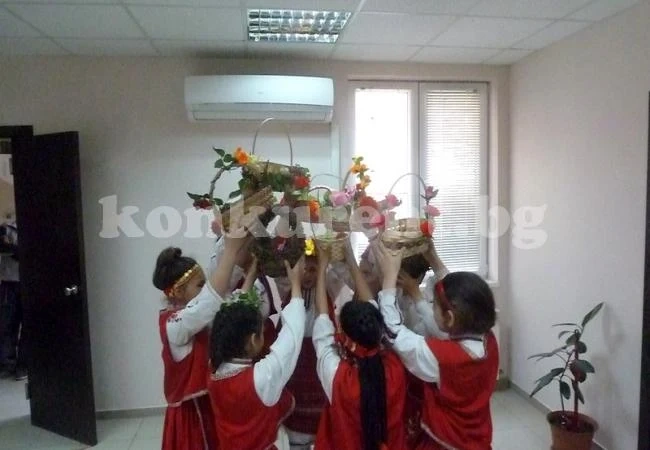 Лазарки пяха за здраве в общинска администрация Борован