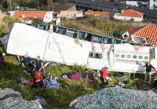 Катастрофира автобус, 29 са загинали (СНИМКИ)