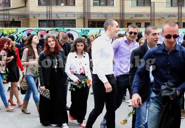Родители изплащат 3 години абитуриентския бал