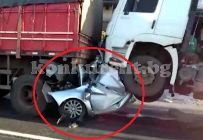 Тежка катастрофа, 2 тира помляха Fiat Punto (СНИМКИ/ВИДЕО)