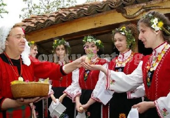 Посрещат лазарки във всяка къща в Челопек