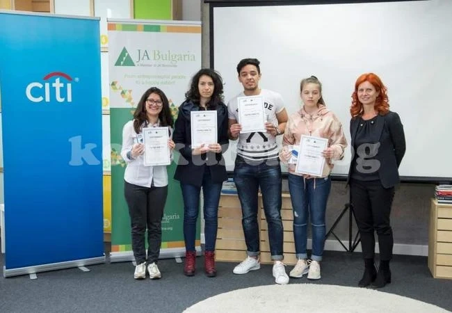 ПТГ „Никола Вапцаров“ се отчете първа награда в националния финансов лагер
