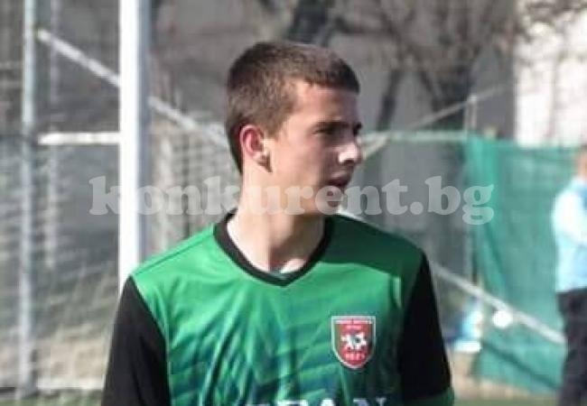 Хеттрик на талант от Лом задържа Ботев на върха в U15 