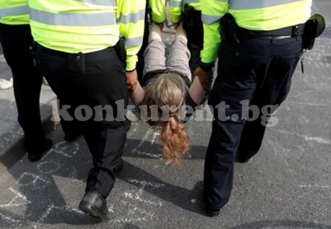 Задържаха над 500 протестиращи срещу замърсяването на околната среда в Лондон