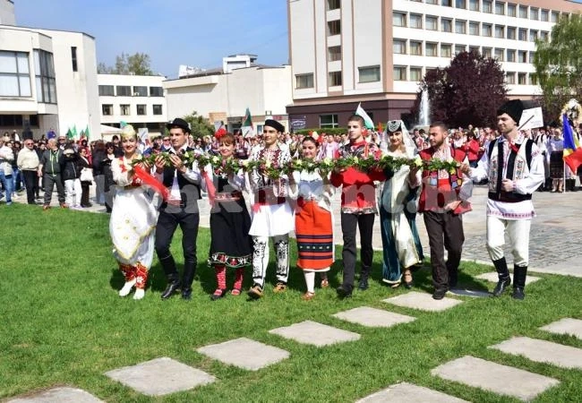 СНИМКИ Пъстър концерт пред паментника на Христо Ботев