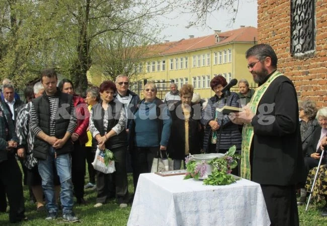 На Цветница благословиха върбовите клонки и в...