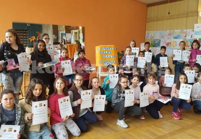 Подредиха изложба на детски рисунки