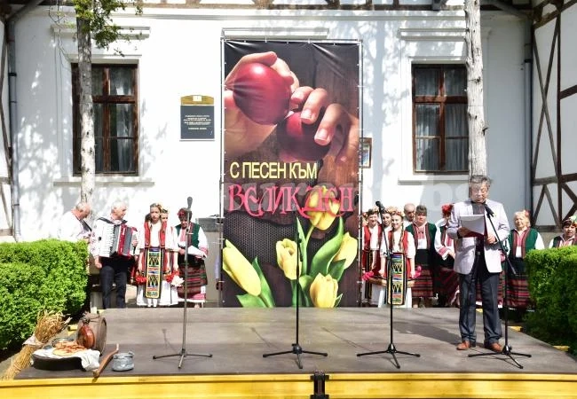 Малки и големи се надпяваха и боядисваха яйца